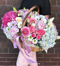 Композиция солнечный день в Орше Цветочная композиция из Розы, Хризантемы, Пионы и Лизиантусы в корзине в Орше