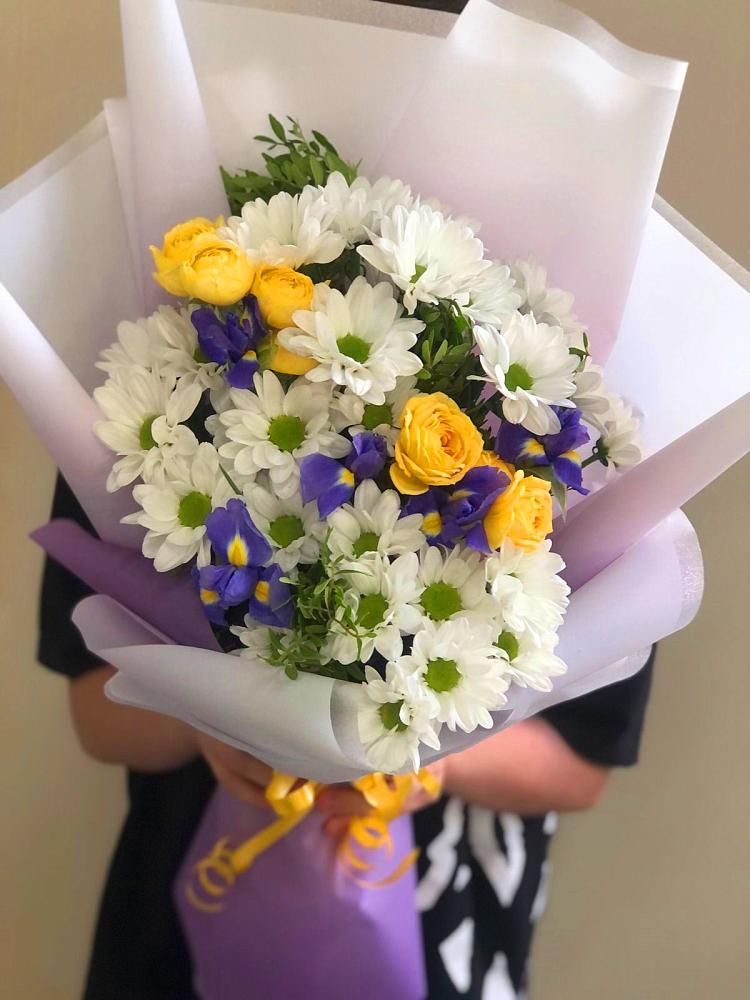 Букет цветов из: Ирисы, Хризантемы и Розы в Орше