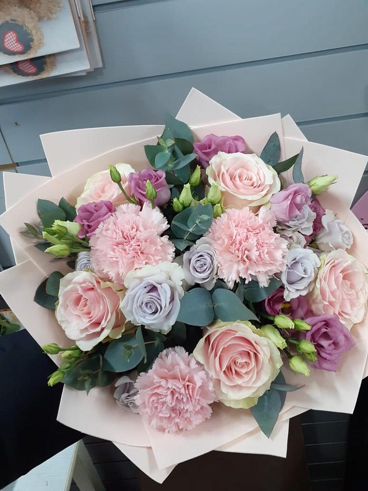 Букет цветов из: Розы, Гвоздики и Лизиантусы в Орше